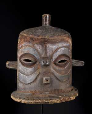 A fine old Eastern Pende Giphogo mask